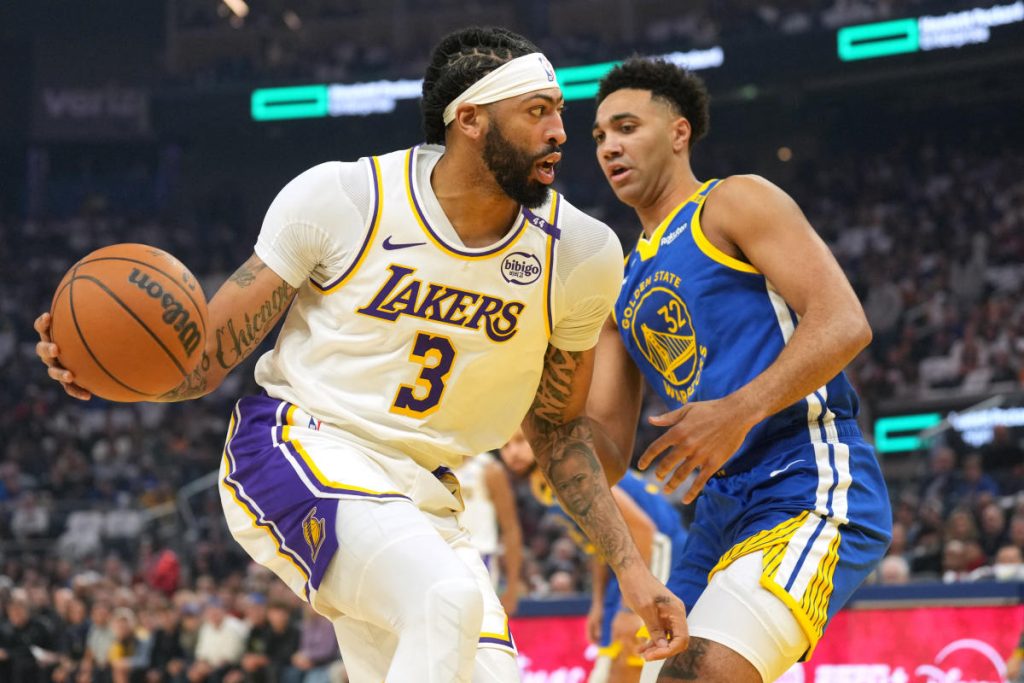 Bintang Lakers Anthony Davis meninggalkan pertandingan Natal vs. Warriors lebih awal setelah pergelangan kakinya terkilir