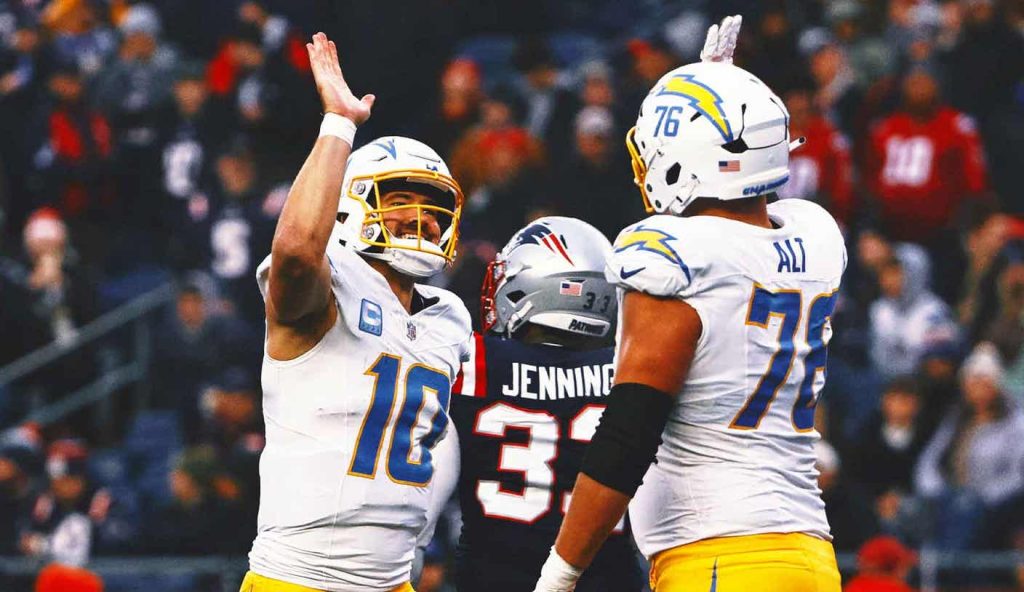 Chargers meraih tempat playoff di musim pertama Jim Harbaugh dengan kemenangan 40-7 atas Patriots