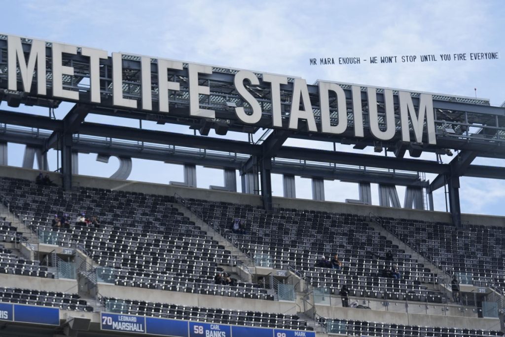 Cuaca untuk menjauhkan pesawat yang membawa spanduk protes dari final kandang Giants di Stadion MetLife