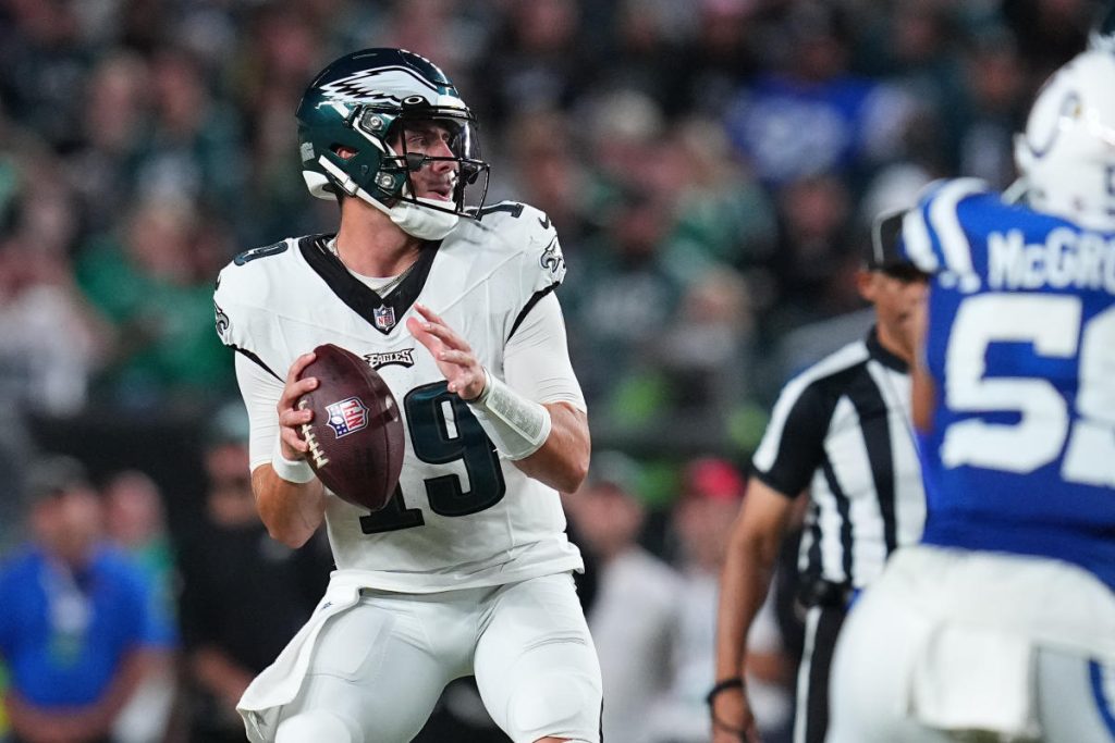 Dengan pertanyaan di quarterback, Eagles menghadirkan kembali wajah yang familiar