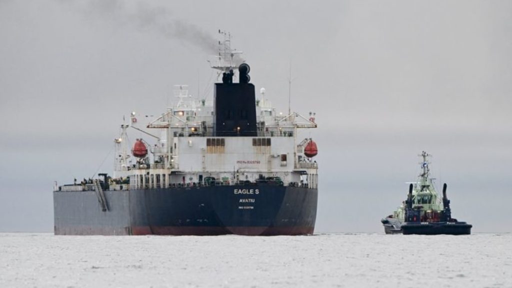 Finlandia memindahkan kapal tanker yang diduga mengalami kerusakan kabel bawah laut lebih dekat ke pelabuhan