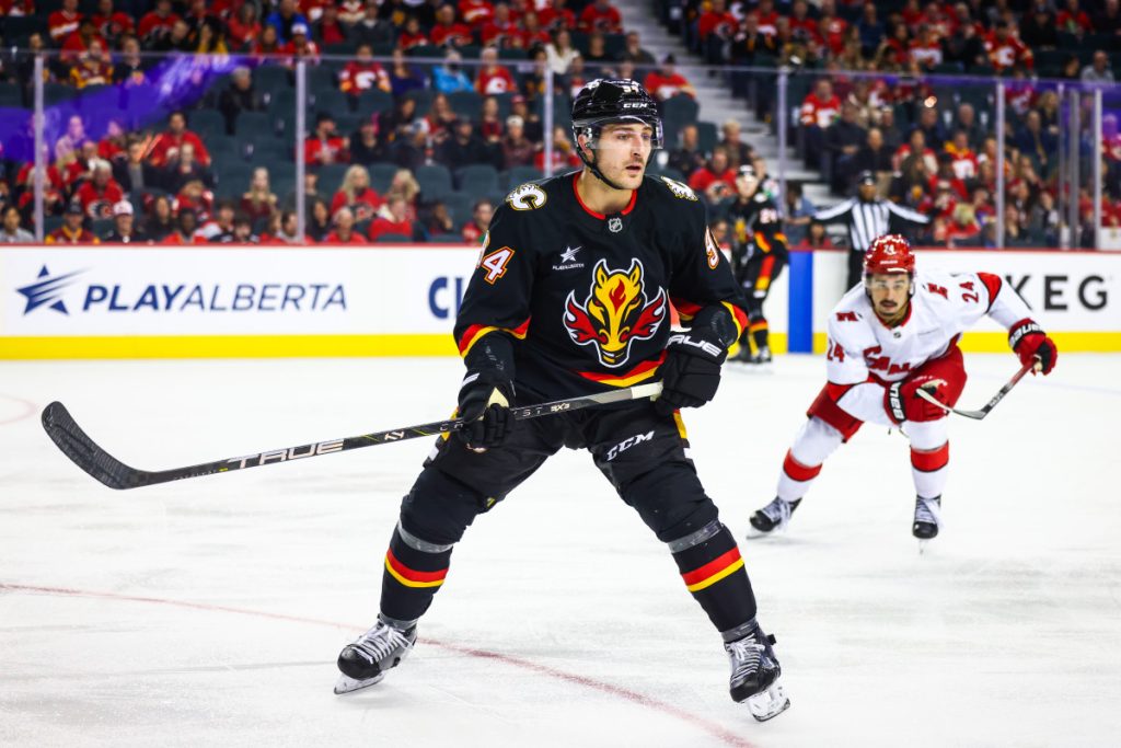 Flames Defenseman Menghancurkan Hiu ke Depan Dengan Pukulan Es Terbuka Besar