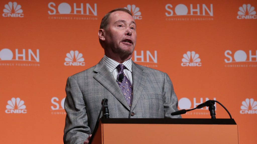 Gundlach says raise cash positions as yields don’t appear to be fading