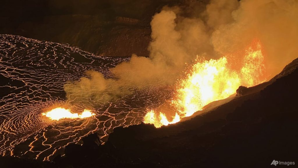 Gunung berapi Kilauea di Hawaii meletus, memuntahkan kolom lava