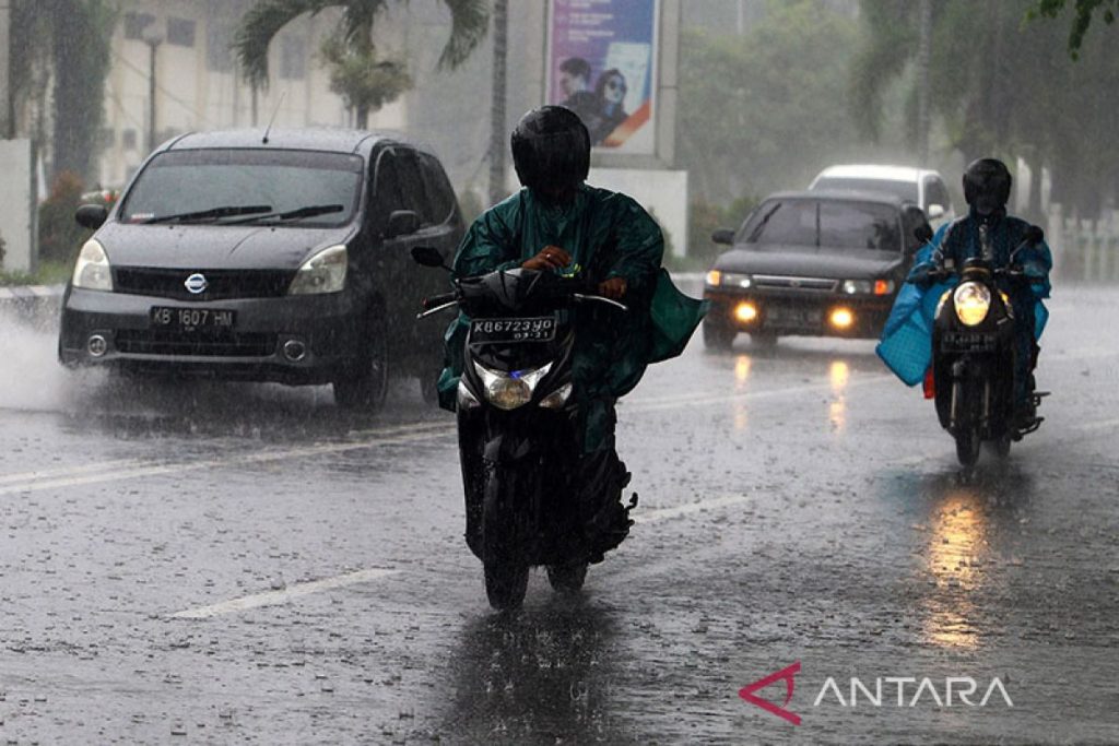 Indonesia boosts disaster prep for year-end holidays, rainy season