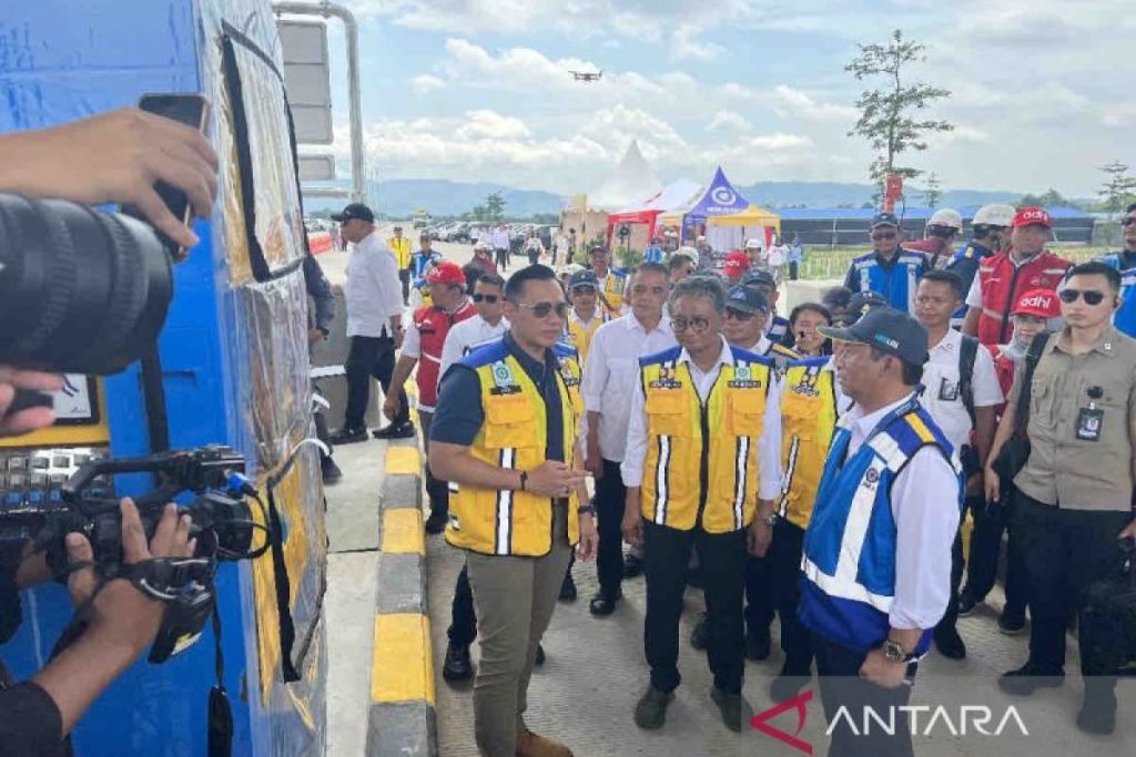 Indonesian minister inspects C Java toll road for holiday traffic