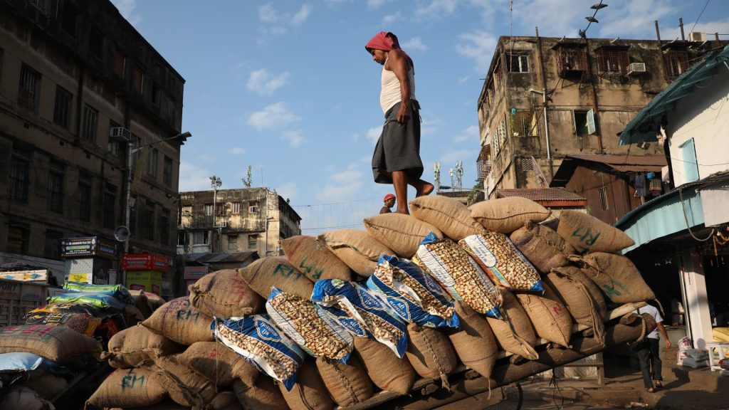 Inflasi India melambat dari level tertingginya dalam 14 bulan, meningkatkan harapan penurunan suku bunga di bawah pemerintahan gubernur baru