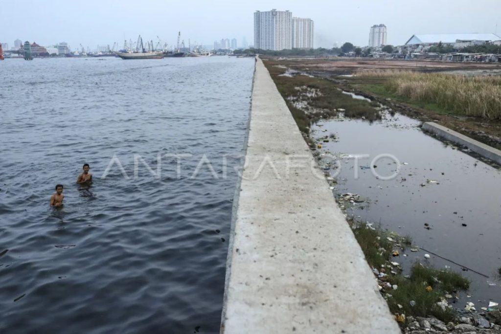 Jakarta BPBD warns residents of coastal flooding