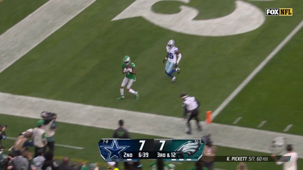 Kenny Pickett menemukan DeVonta Smith untuk TD 22 yard memberi Eagles keunggulan 14-7 atas Cowboys