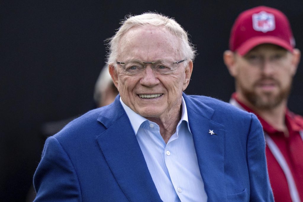 Koboi harus membuat keputusan kepelatihan. Jerry Jones telah memikirkan langkah selanjutnya ‘selama berminggu-minggu’