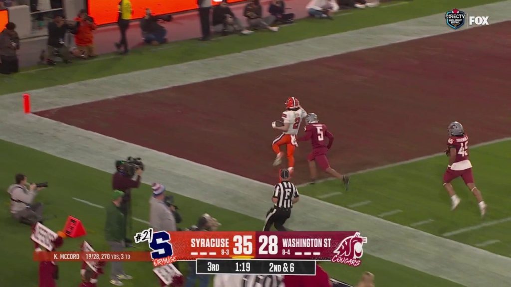 Kyle McCord terhubung dengan Trebor Pena melalui umpan touchdown sejauh 45 yard, memperluas keunggulan Syracuse atas Negara Bagian Washington