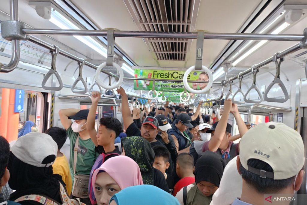 Liburan akhir tahun: Wisatawan memadati Stasiun Manggarai