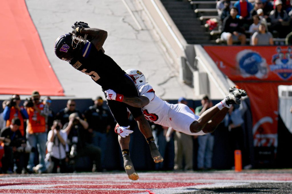 Louisville memenangkan Sun Bowl, 35–34, setelah Washington gagal dalam konversi 2 poin untuk menang