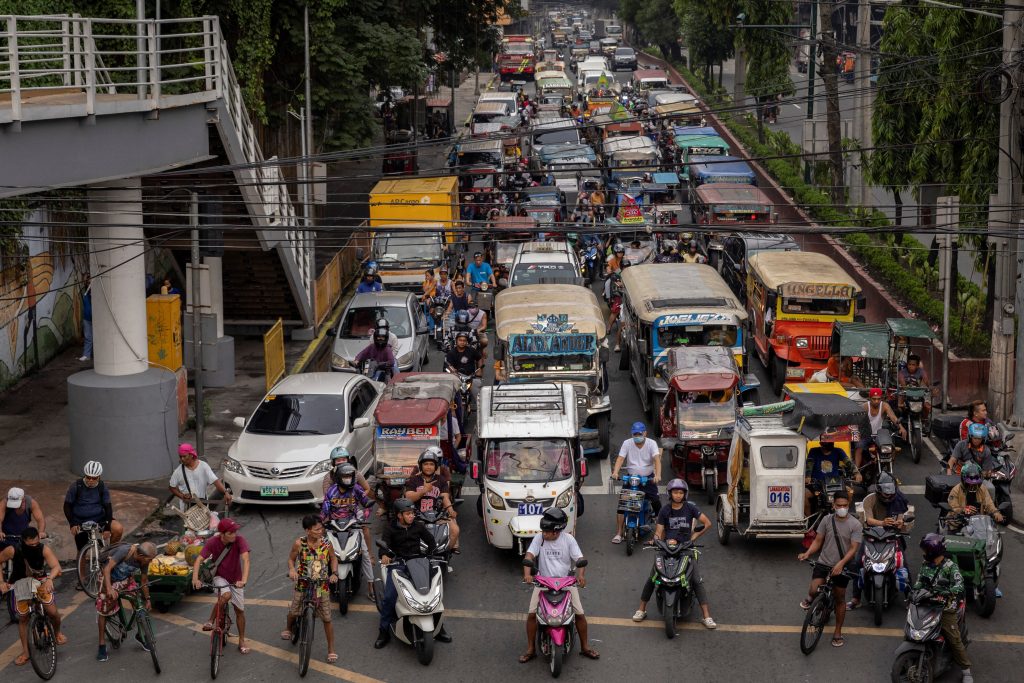 Marcos dari Filipina menandatangani undang-undang yang mencatat rekor anggaran sebesar 6,33 triliun peso untuk tahun 2025