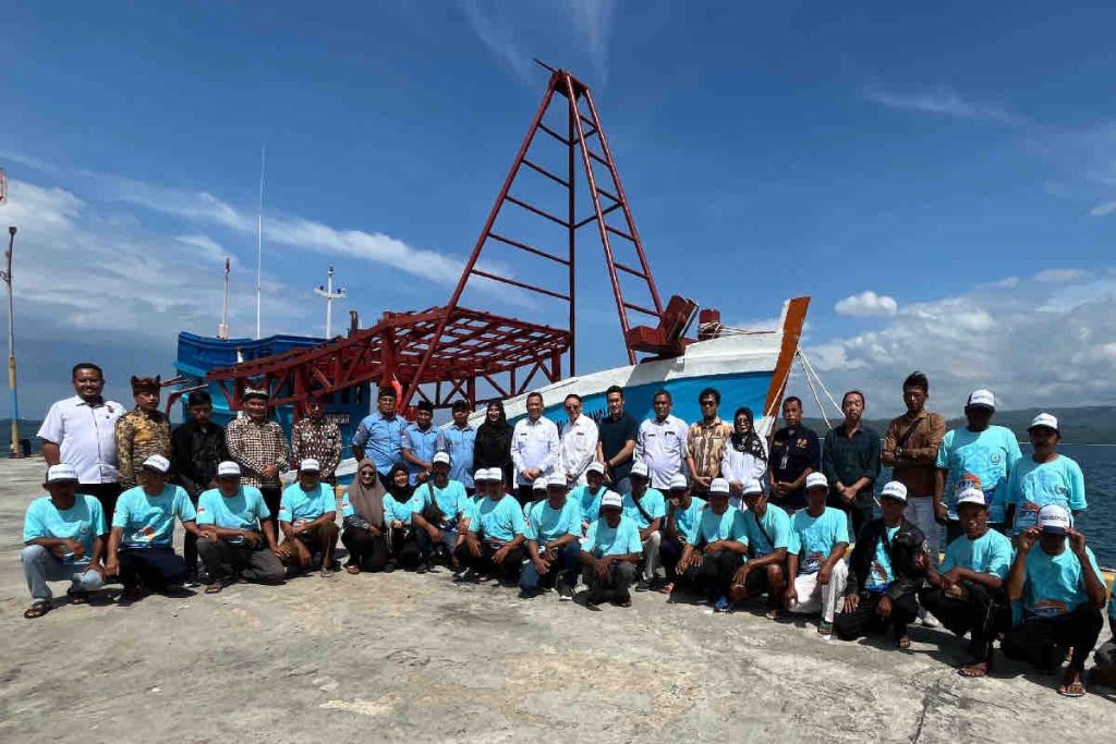 Menyita kapal-kapal penangkap ikan ilegal yang digunakan kembali untuk para nelayan Indonesia