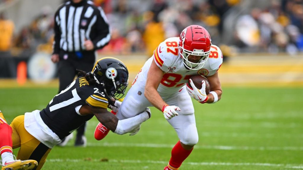 Patrick Mahomes, Travis Kelce membuat Chiefs unggul 29-10