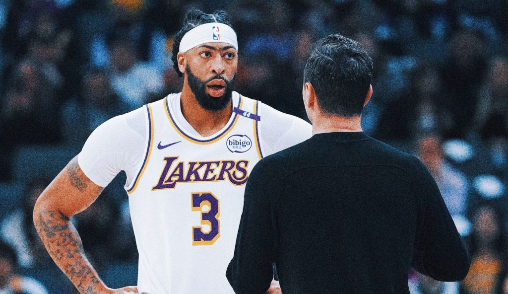 Pemain besar Lakers Anthony Davis keluar dari pertandingan Natal karena pergelangan kaki kirinya terkilir