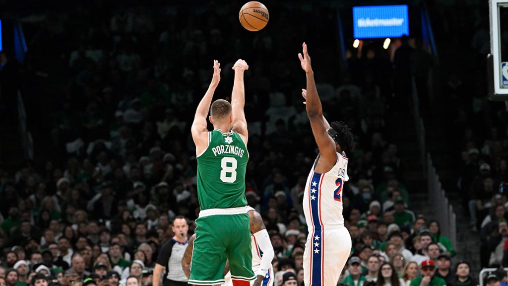 Porzingis meninggalkan kekalahan Celtics dari Sixers lebih awal karena nyeri pergelangan kaki kiri