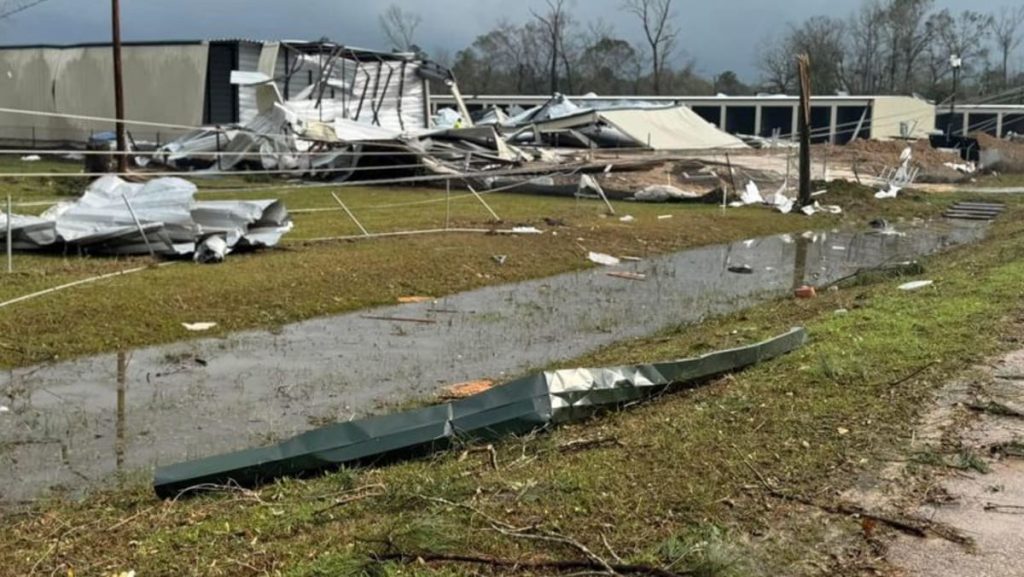 Ribuan penerbangan ditunda di seluruh AS, satu orang tewas akibat tornado mematikan saat badai menerjang wisatawan yang sedang berlibur