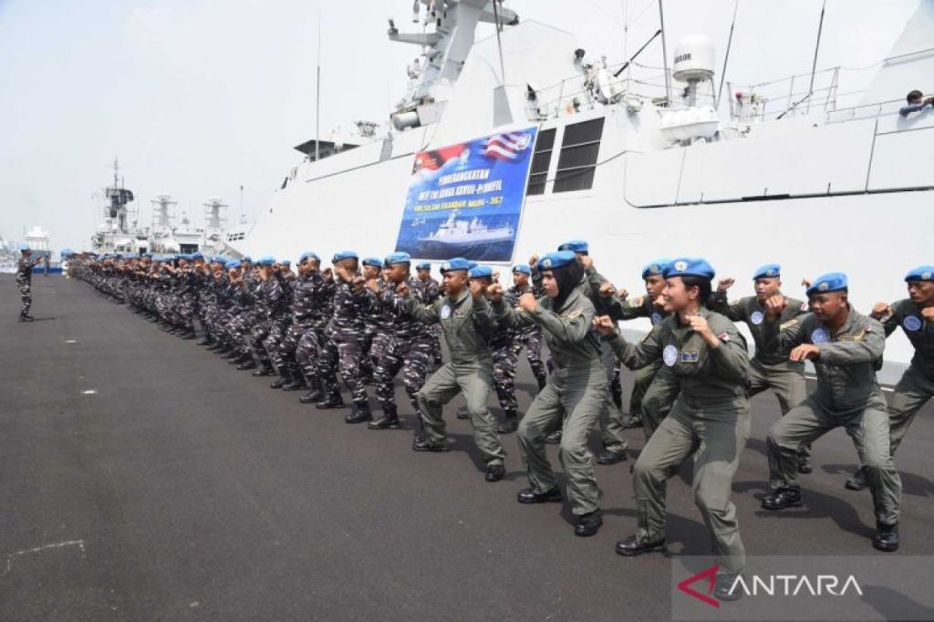 SIM-367 warship leaves Surabaya, ready to sail to Lebanon