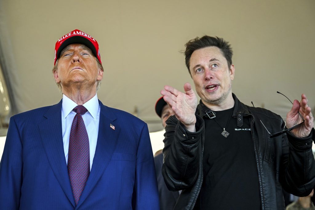 Trump tampaknya memihak Musk, sekutu teknologi dalam perdebatan mengenai pekerja asing yang membuat para pendukungnya bergolak