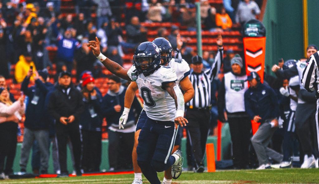 UConn mengalahkan Carolina di Fenway Bowl, mendominasi tim Bill Belichick berikutnya