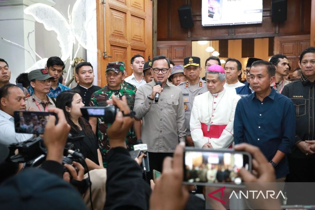 Wakil Menteri mengunjungi gereja-gereja di Bandung untuk memastikan keamanan Natal