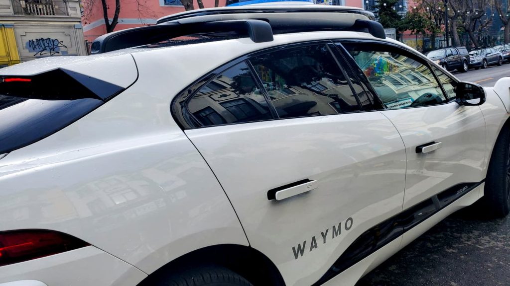 Waymo mendominasi pasar robotaxi AS pada tahun 2024, tetapi Tesla dan Zoox semakin dekat