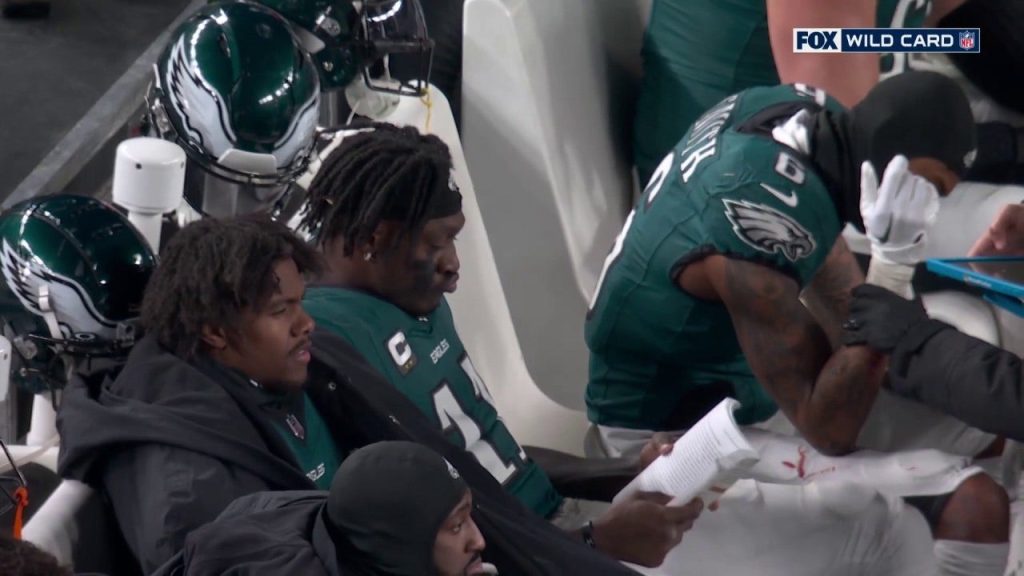 AJ Brown dari Eagles membaca buku sambilan selama pertandingan Wild Card vs. Packers | Sorotan NFL