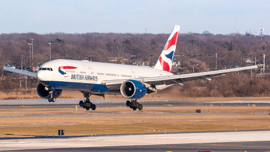 Awak British Airways secara tidak sengaja menyebarkan perosotan darurat di bandara