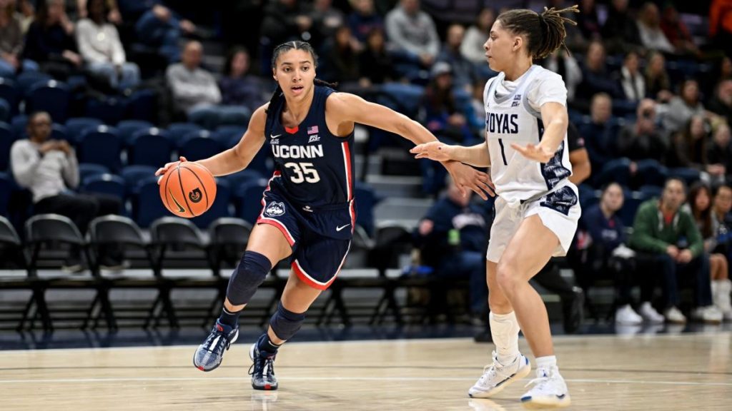 Azzi Fudd mencetak 21 poin saat pulang ke rumah saat UConn No. 7 melewati Georgetown, 73-55