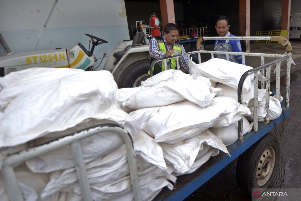 BNPB mengintensifkan penyemaian awan untuk mengurangi banjir di Lampung, C Java