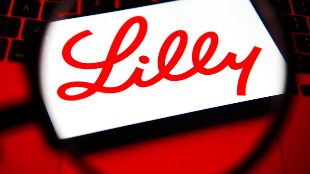 Bagaimana Jim Cramer akan memainkan saham Eli Lilly (LLY) setelah panduan diturunkan