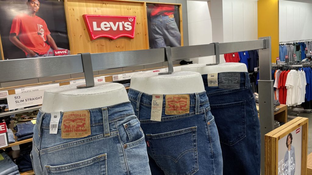 Barclays mengatakan Levi Strauss adalah pembelian dengan keuntungan lebih dari 30%.