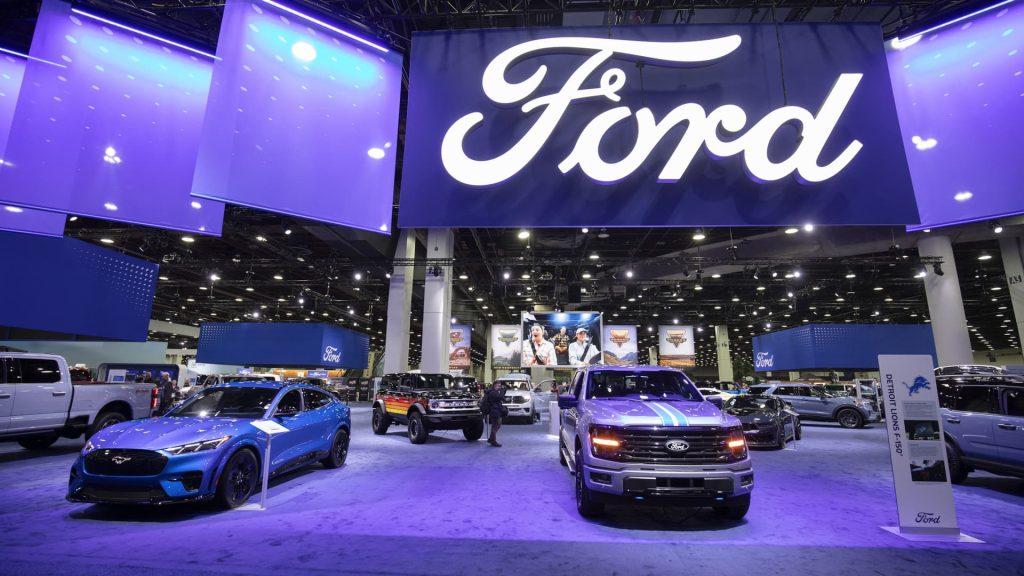 Barclays menurunkan peringkat Ford Motor karena prospek pendapatannya memburuk