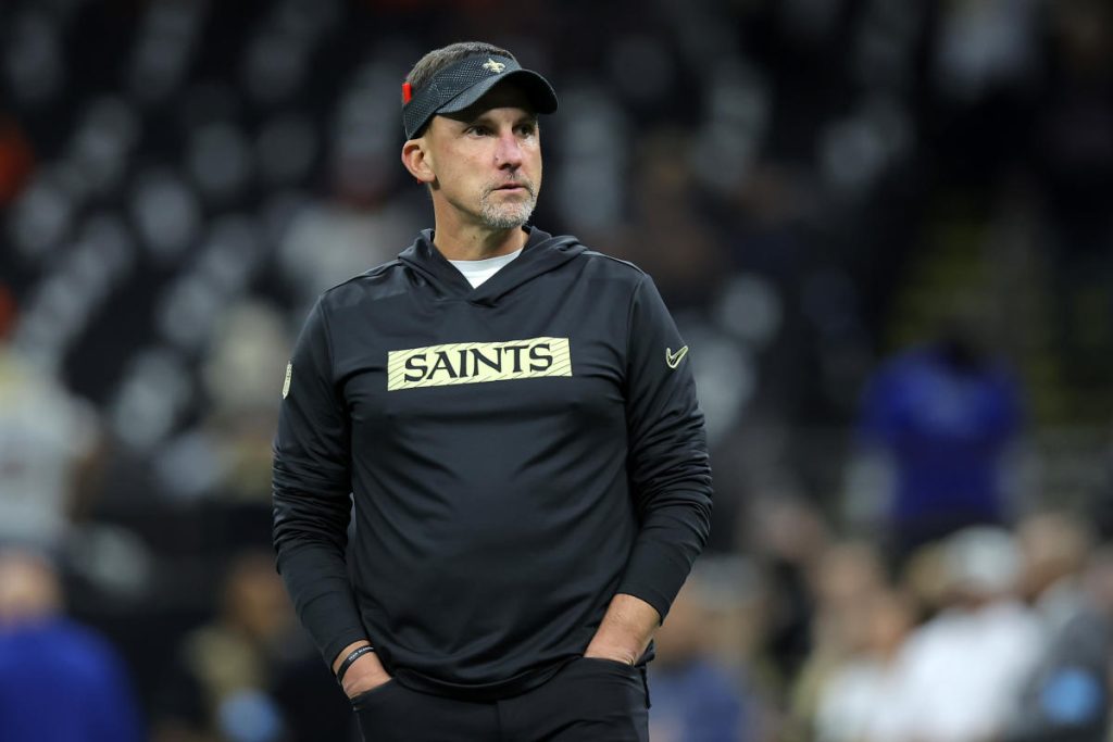 Bears mempekerjakan mantan pelatih kepala Saints Dennis Allen sebagai DC berikutnya, Declan Doyle sebagai OC