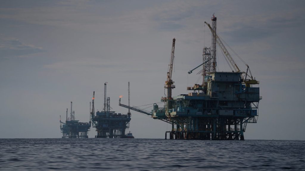 Biden melarang pengeboran lepas pantai baru di sebagian besar garis pantai AS