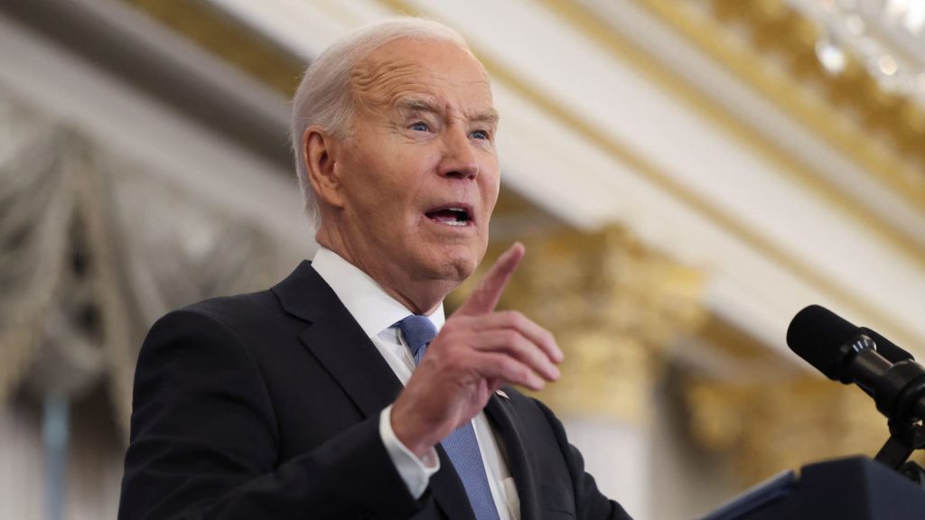 Biden membuka lahan federal untuk pusat data AI, menetapkan aturan pengembang