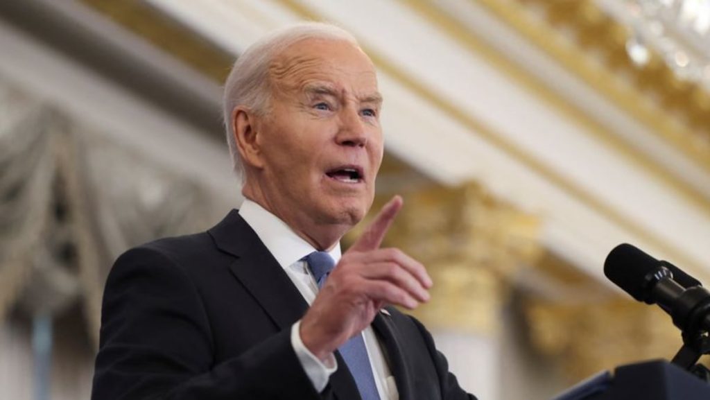 Biden menandatangani perintah eksekutif untuk memastikan listrik bagi pusat data AI