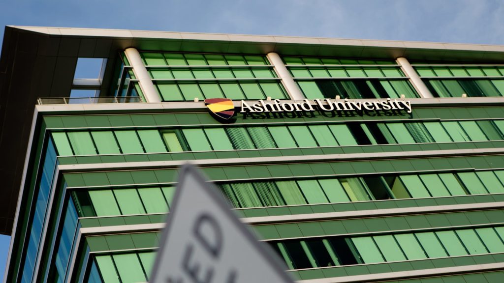 Biden mengampuni ,5 miliar untuk 261.000 peminjam dari Universitas Ashford