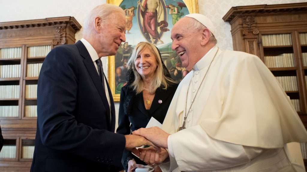 Biden menganugerahkan Presidential Medal of Freedom kepada Paus Fransiskus dengan penghargaan yang sangat istimewa