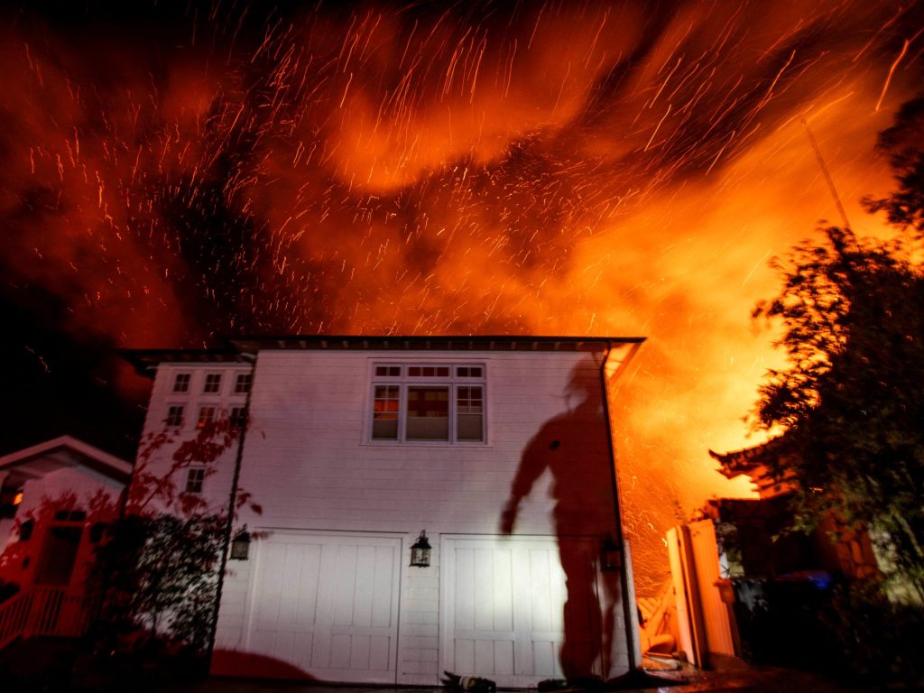 Bintang Hollywood kehilangan rumah karena kebakaran hutan yang tidak terkendali melanda Los Angeles | Dalam Berita Gambar