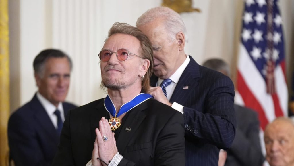 Bono, Messi, Soros dianugerahi Presidential Medal of Freedom oleh Biden