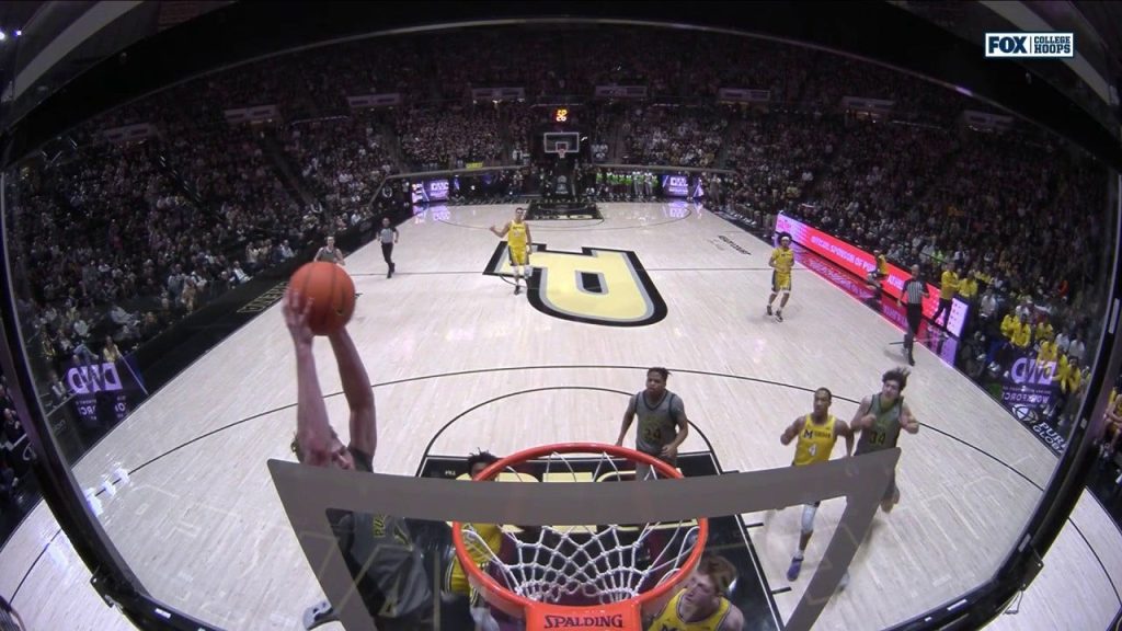 Braden Smith & Caleb Furst terhubung di gang fastbreak, memperluas keunggulan Purdue vs. Michigan