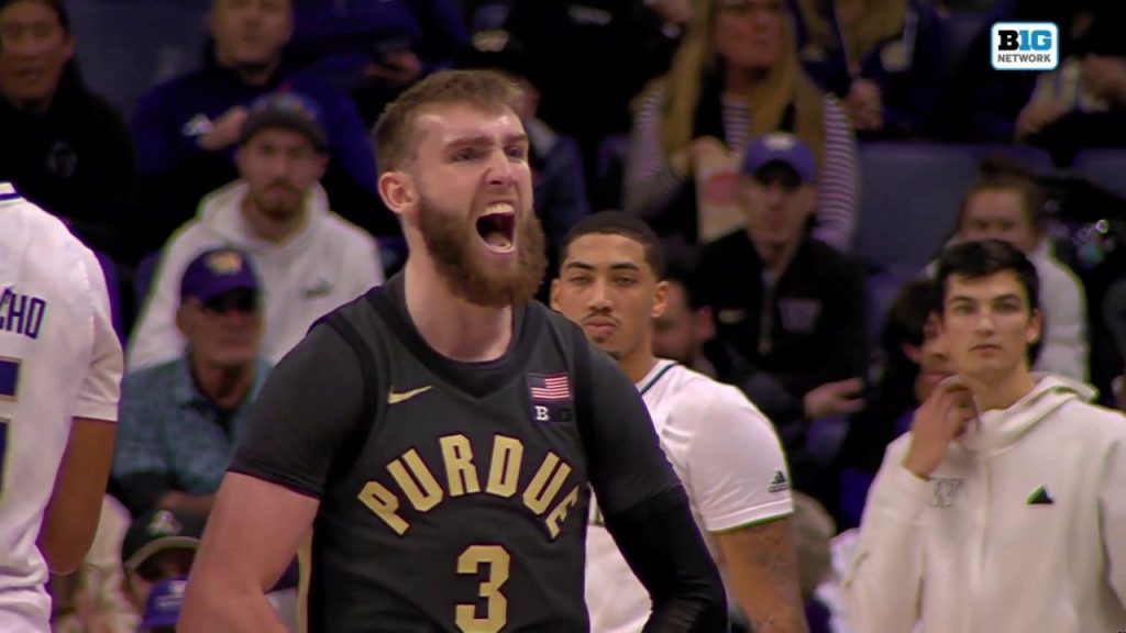 Braden Smith dari Purdue memberikan assist LUAR BIASA kepada Trey Kaufman-Renn untuk melakukan layup mudah vs.