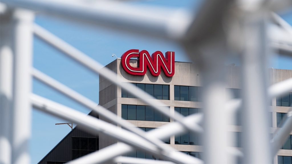 CNN akan memberhentikan ‘ratusan’ staf di hari-hari pertama kepresidenan kedua Trump: laporan