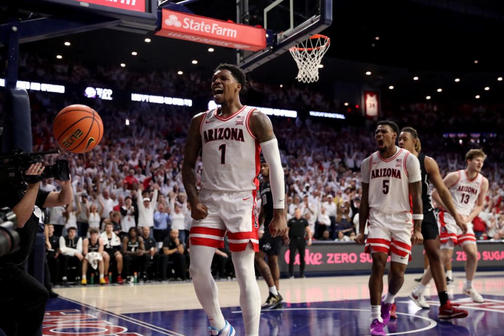 Caleb Love Lifts Arizona melewati No. 3 Iowa State di OT dengan Buzzer-Beater setengah lapangan liar