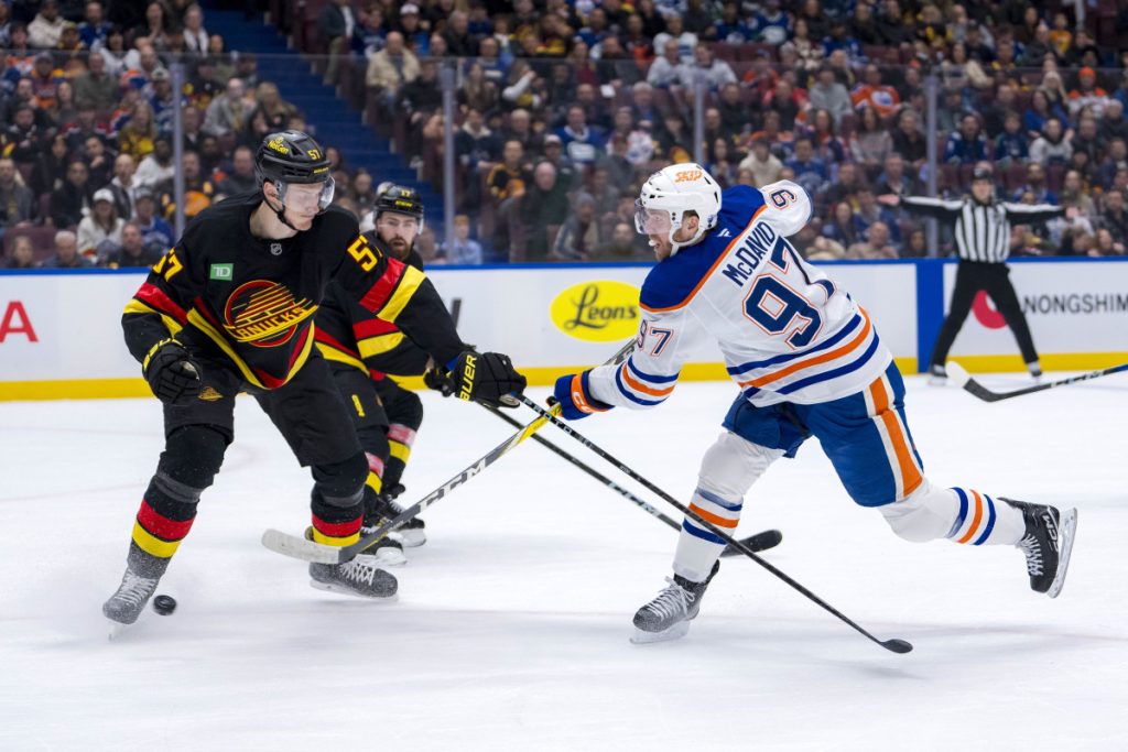 Canucks Tocchet Memberikan Pemikirannya Tentang Suspensi McDavid & Myers