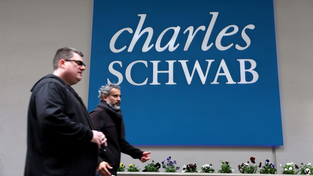 Charles Schwab mendapat peningkatan dari Wells Fargo seiring kenaikan mendapatkan momentum