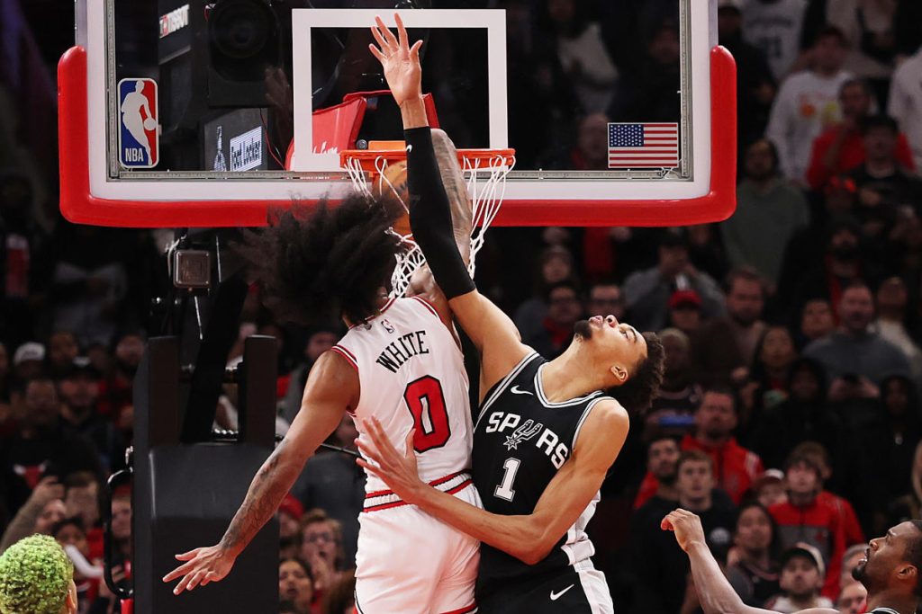 Coby White dari Bulls menempatkan Victor Wembanyama di poster dengan belati dunk di atas fenomena Spurs 7-4